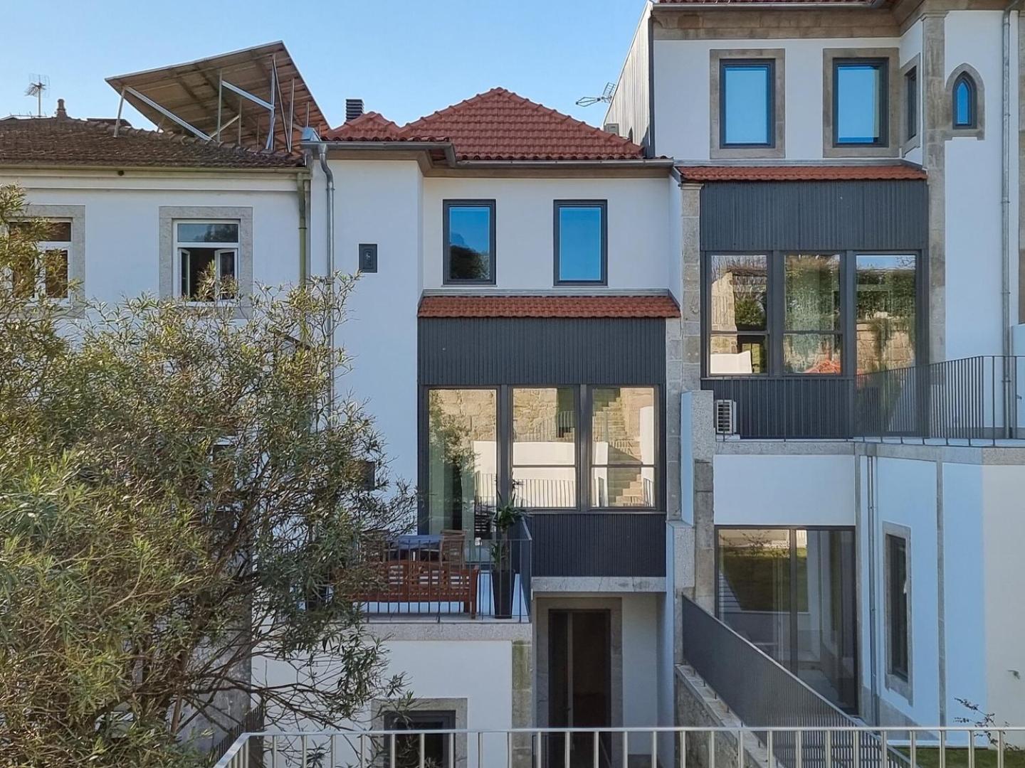 Spacious Flat With Private Terrace And Shared Pool Porto