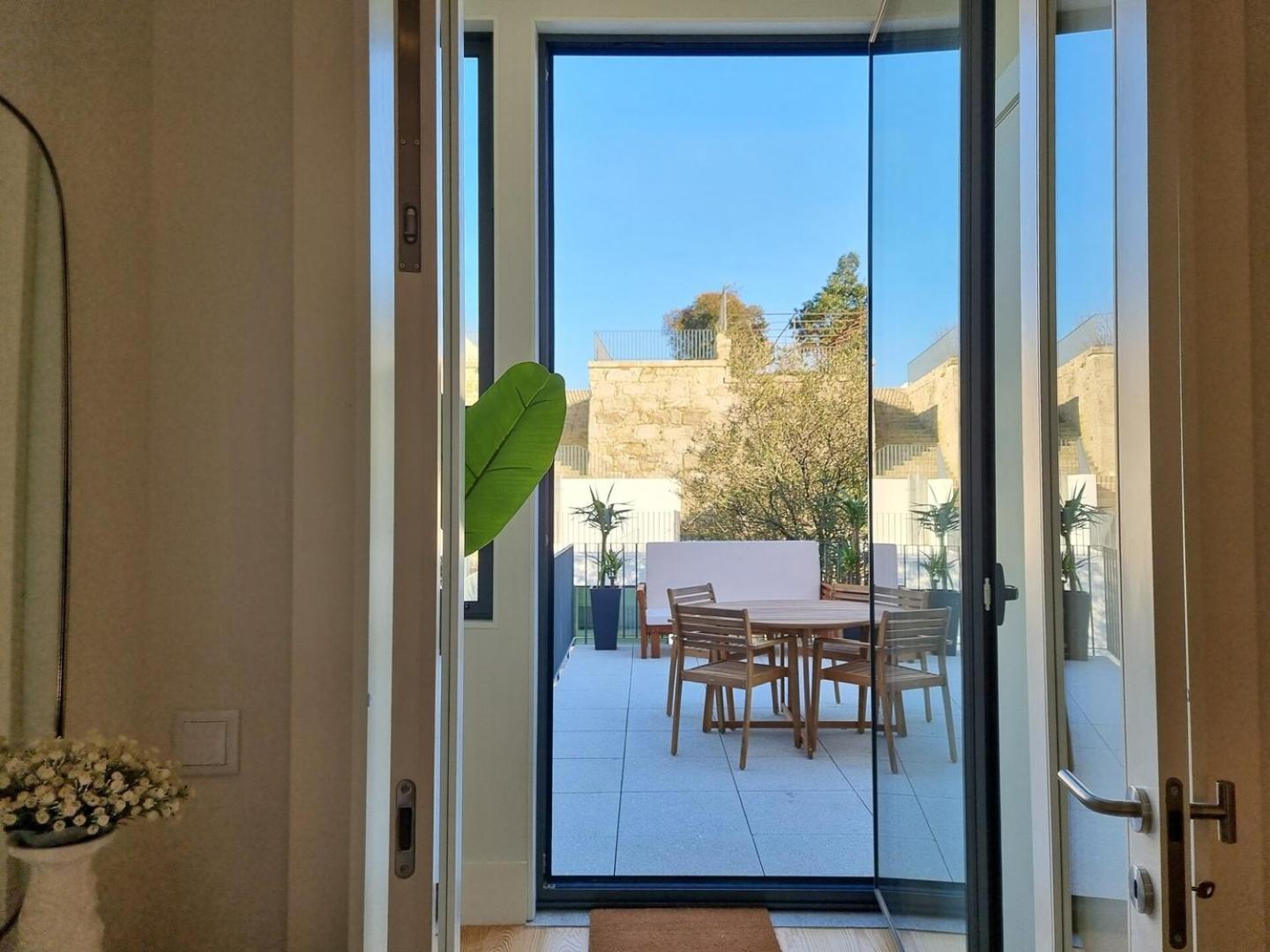 Spacious Flat With Private Terrace And Shared Pool * Porto