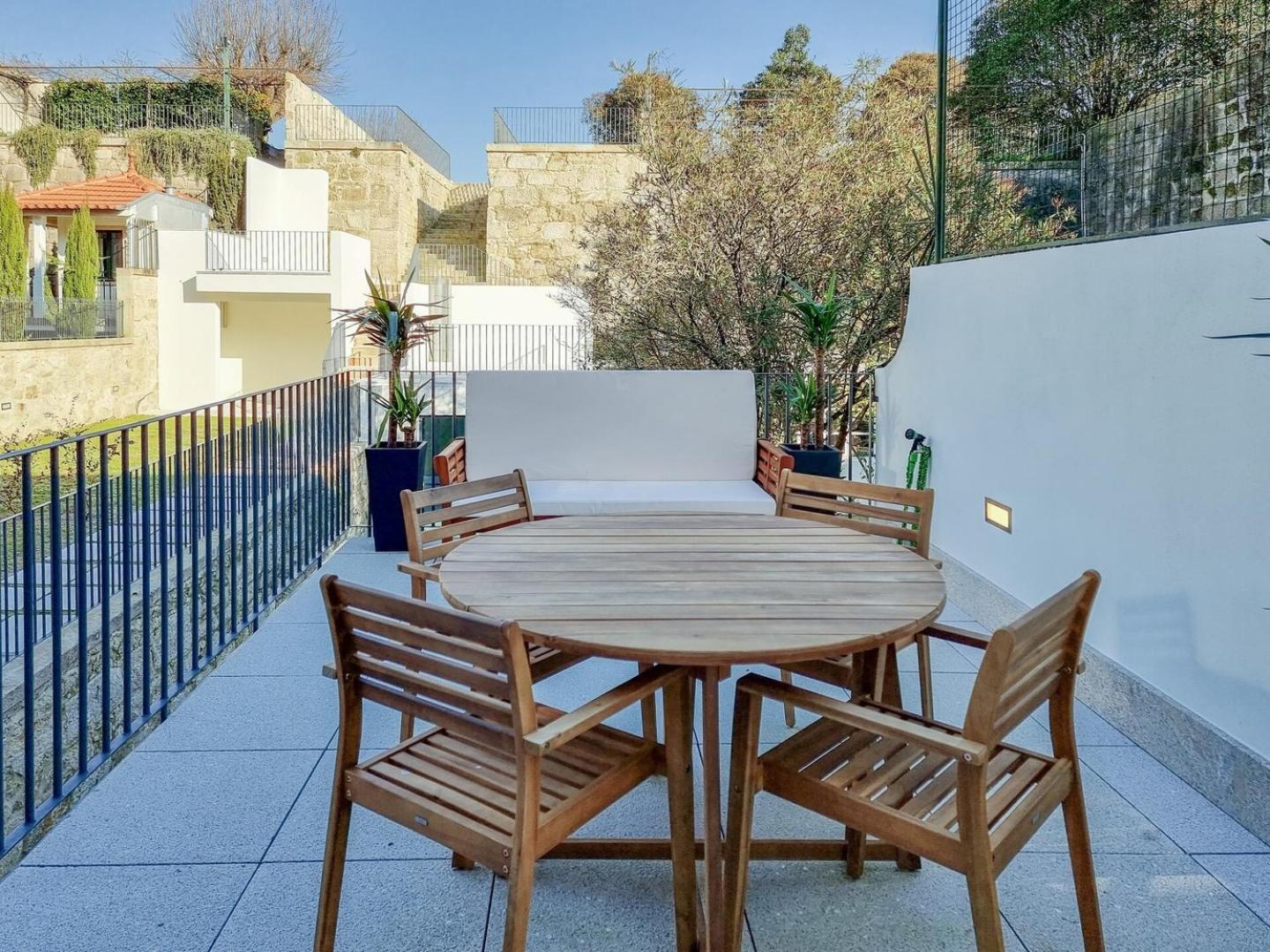 Spacious Flat With Private Terrace And Shared Pool